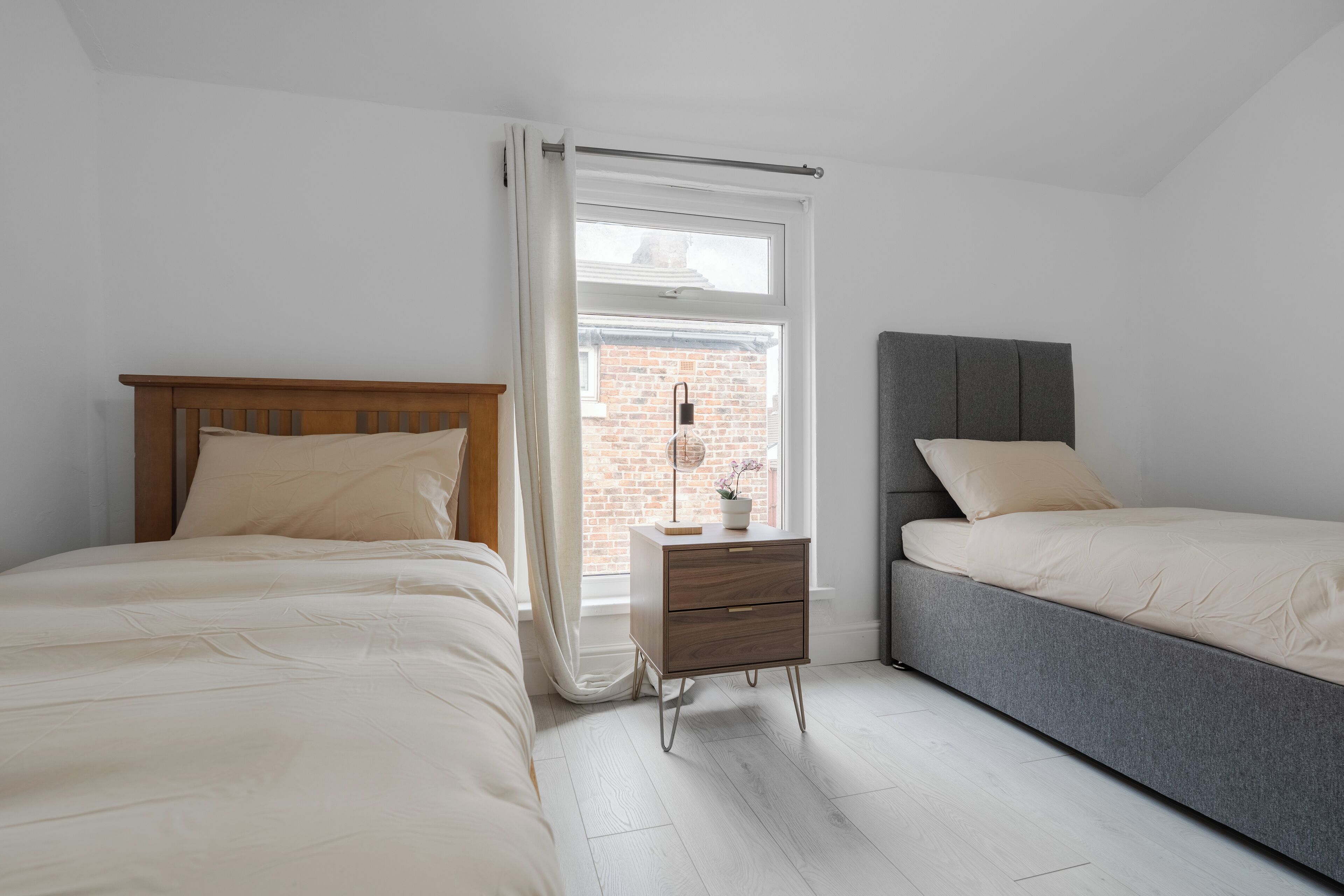 4 habitaciones, tabla de planchar con plancha, wifi y ropa de cama 