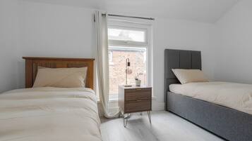 4 bedrooms, iron/ironing board, WiFi, bed sheets