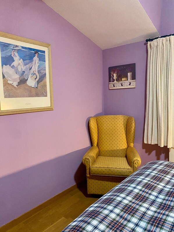 Iron/ironing board, WiFi, bed sheets