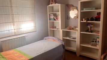 3 bedrooms, iron/ironing board, WiFi, bed sheets