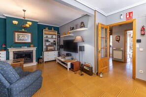 Télévision, cheminée