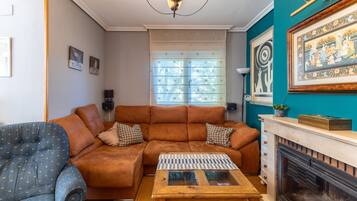 Una televisión, una chimenea