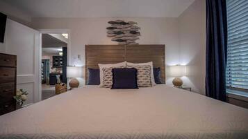 2 habitaciones, escritorio y tabla de planchar con plancha