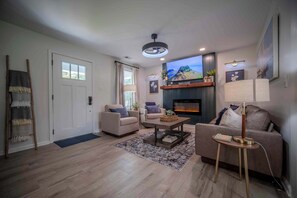 Téléviseur, livres, bureau