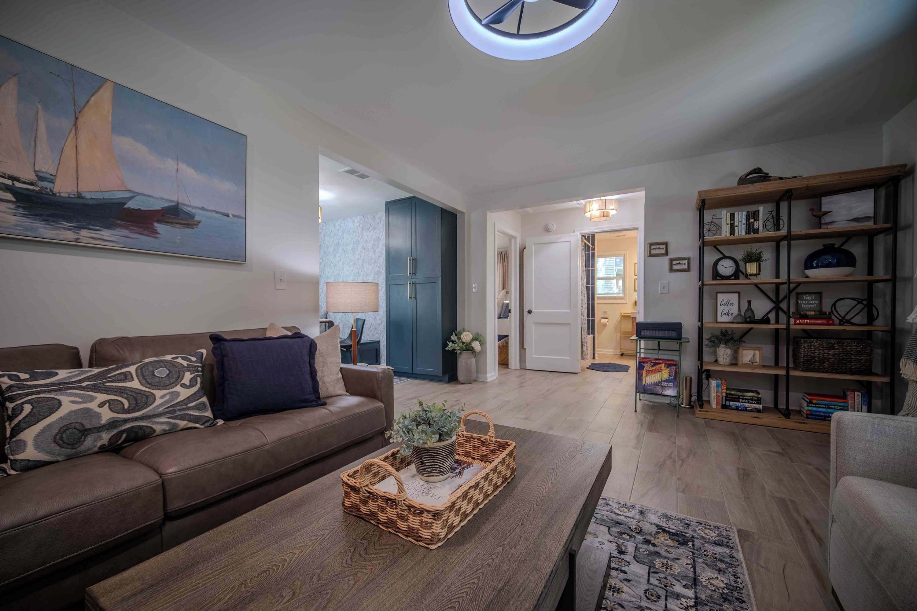 Téléviseur, livres, bureau