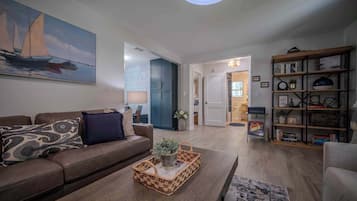 Téléviseur, livres, bureau