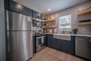 Refrigerador, microondas, horno y parrilla de estufa 