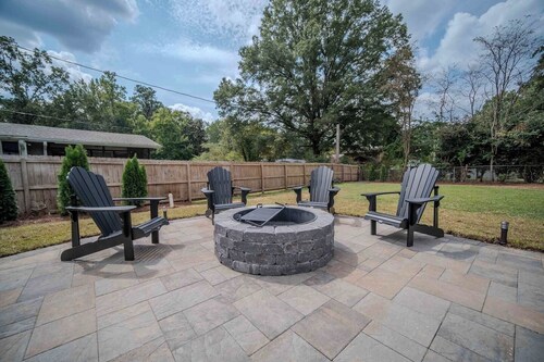 Walk to Downtown & Lake Acworth~Cozy Home w/Patio