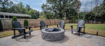 Walk to Downtown & Lake Acworth~Cozy Home w/Patio