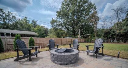 Walk to Downtown & Lake Acworth~Cozy Home w/Patio