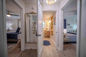 3 slaapkamers, een bureau, een strijkplank/strijkijzer, reisbedje