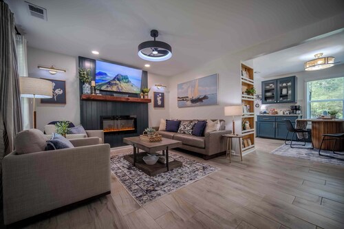 Walk to Downtown & Lake Acworth~Cozy Home w/Patio