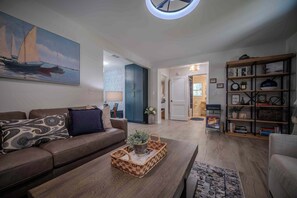 Téléviseur, livres, bureau