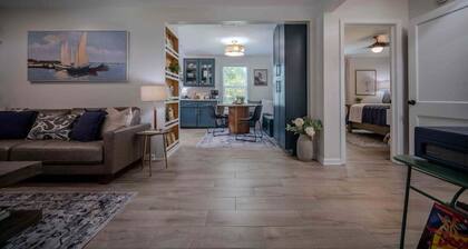 Walk to Downtown & Lake Acworth~Cozy Home w/Patio
