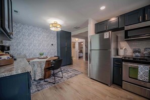 Réfrigérateur, four à micro-ondes, un four, surface de cuisson