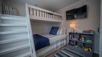 3 bedrooms, desk, iron/ironing board, travel crib