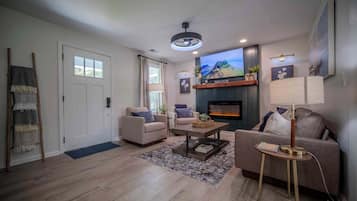 Téléviseur, livres, bureau