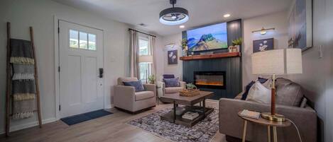 Fernseher, Bücher, Arbeitsbereiche