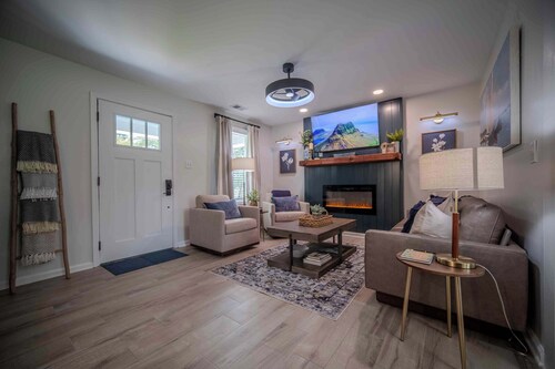 Walk to Downtown & Lake Acworth~Cozy Home w/Patio