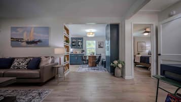 Téléviseur, livres, bureau