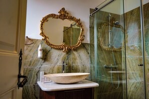 Dusche, Haartrockner, Handtücher, Toilettenpapier