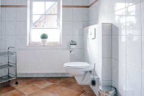 Dusche, Haartrockner, Handtücher, Toilettenpapier