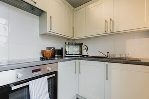 Kjøleskap, ovn, kokeplater og brødrister