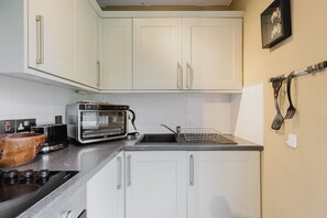 Réfrigérateur, un four, surface de cuisson, grille-pain