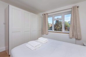 3 bedrooms, iron/ironing board, internet, bed sheets - Spacious 3BDR Home with Workspace in Prime Spot (Greater London)