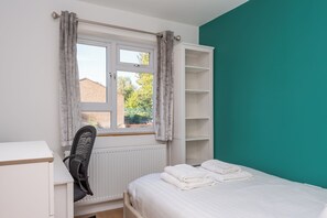 3 bedrooms, iron/ironing board, internet, bed sheets