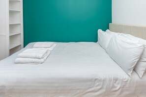 3 bedrooms, iron/ironing board, internet, bed sheets - Spacious 3BDR Home with Workspace in Prime Spot (Greater London)