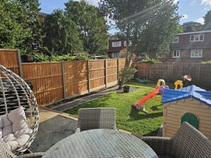 Property grounds - Spacious 3BDR Home with Workspace in Prime Spot (Greater London)
