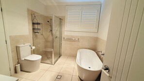 Douche, sèche-cheveux, bidet, serviettes fournies
