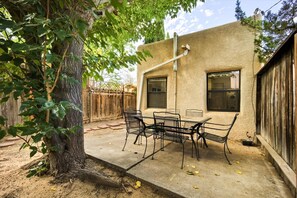 Outdoor dining - Welcome to The Lobo Den - No House guests without prior approval from host. (Albuquerque)