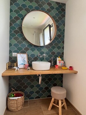 Shower, hair dryer, towels - DUINGT, Spacieuse Villa, jardin arboré , calme,8 pers (Duingt)