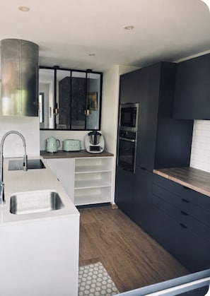 Kühlschrank, Mikrowelle, Ofen, Geschirrspüler