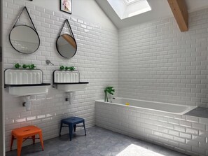 Regadera, secadora de cabello, toallas 