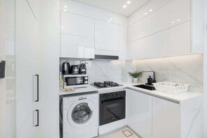 Réfrigérateur, four à micro-ondes, un four, surface de cuisson