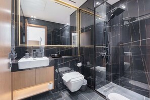Douche, séchoir à cheveux, serviettes fournies