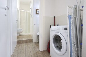 Douche, sèche-cheveux, bidet, savon
