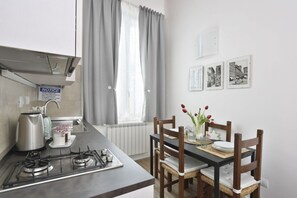 Een koelkast, een magnetron, een oven, een kookplaat