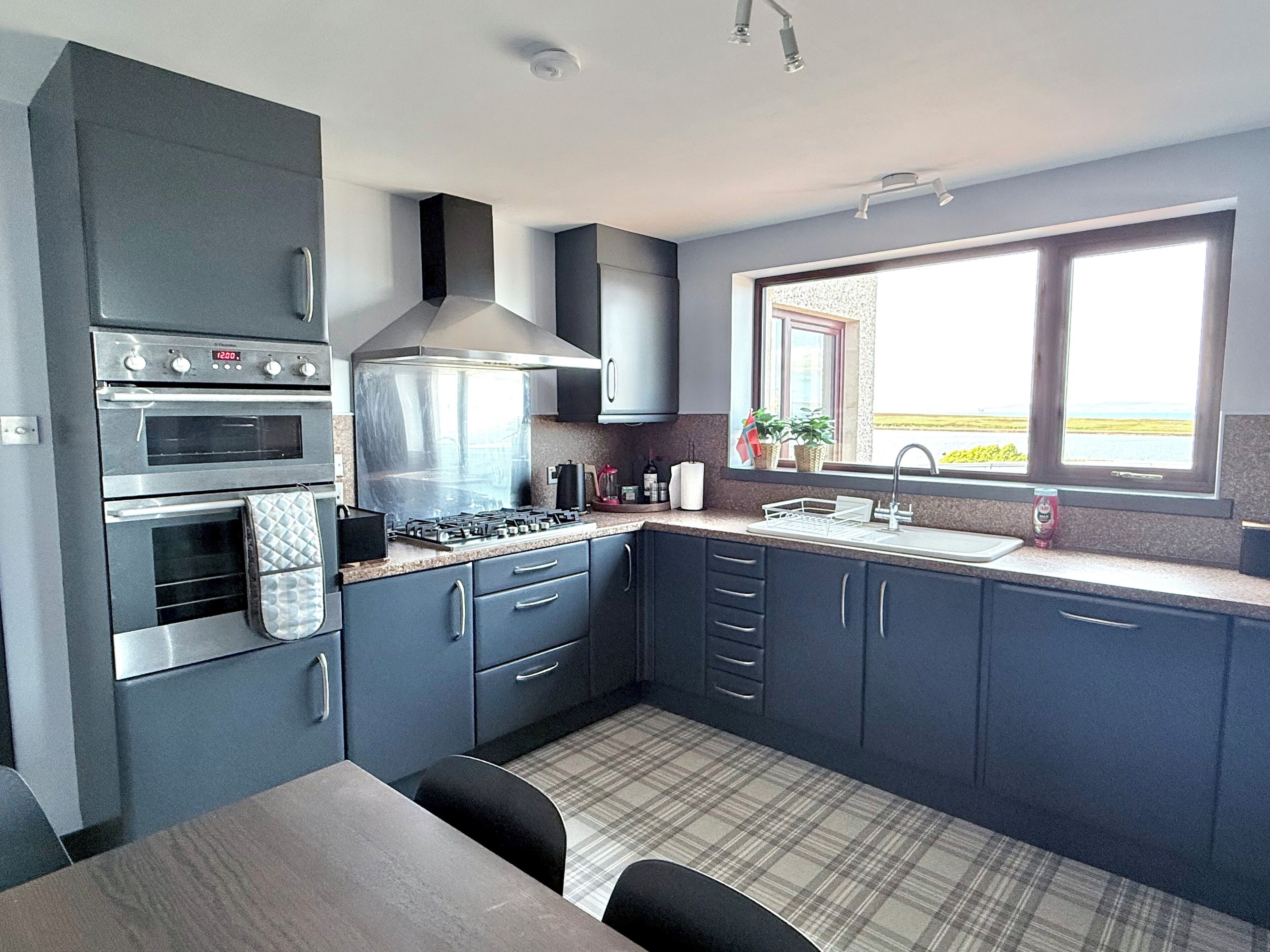 Micro-ondes, four, plaque de cuisson, lave-vaisselle