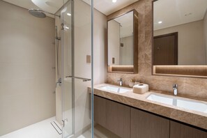 Regadera, secadora de cabello, bidet, toallas 