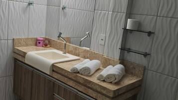 Douche, baignoire Ă  jets, sĂšche-cheveux, serviettes fournies