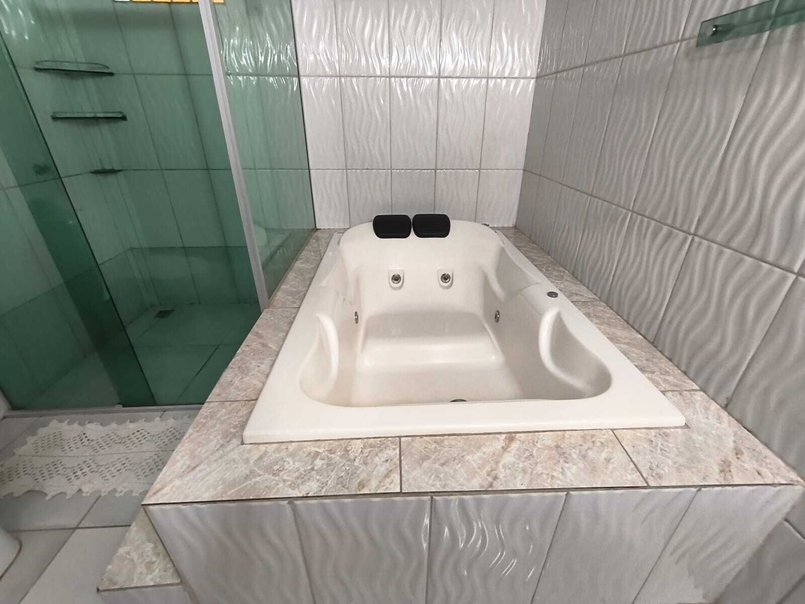 Douche, baignoire à jets, sèche-cheveux, serviettes fournies