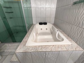 Shower, jetted tub, hair dryer, towels