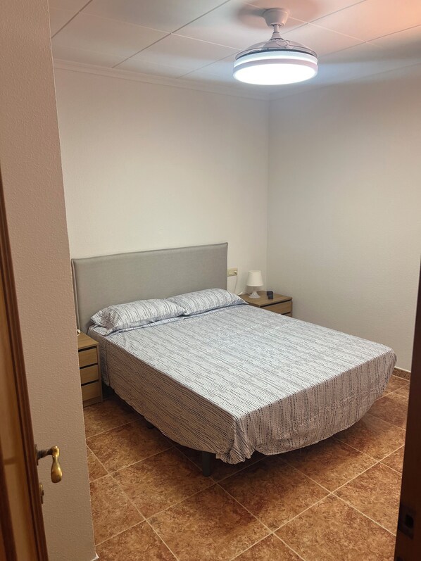 4 habitaciones, tabla de planchar con plancha, wifi y ropa de cama