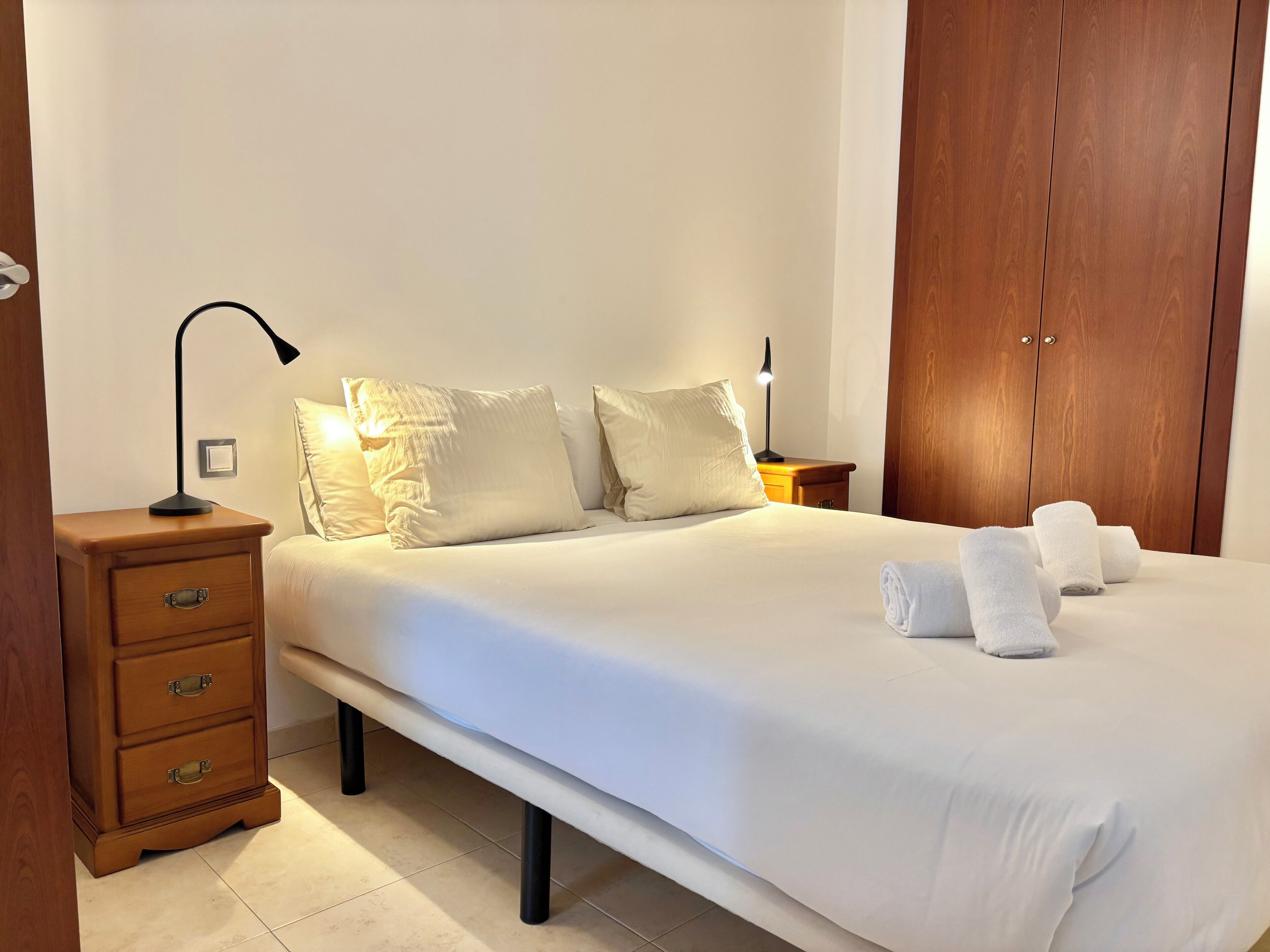 2 habitaciones, tabla de planchar con plancha y wifi gratis 