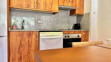 Een koelkast, een microgolfoven, een oven, een kookplaat