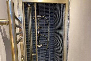 Bañera con ducha, bañera profunda, toallas
